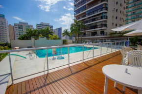 Apartamento Córsega - área de lazer e varanda com vista para o mar no Guarujá